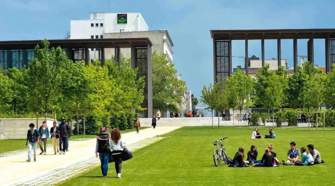 Апартаменты Le Jardin Niortais - Hyper Centre- Proche Gare - Paisible - Grand Jardin Prive, Wifi Hd -Netflix Экстерьер фото